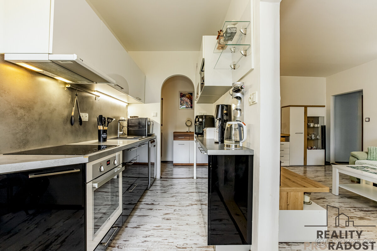Kompletně zařízený byt 3+1 s lodžií v klidné části Vyššího B - 2