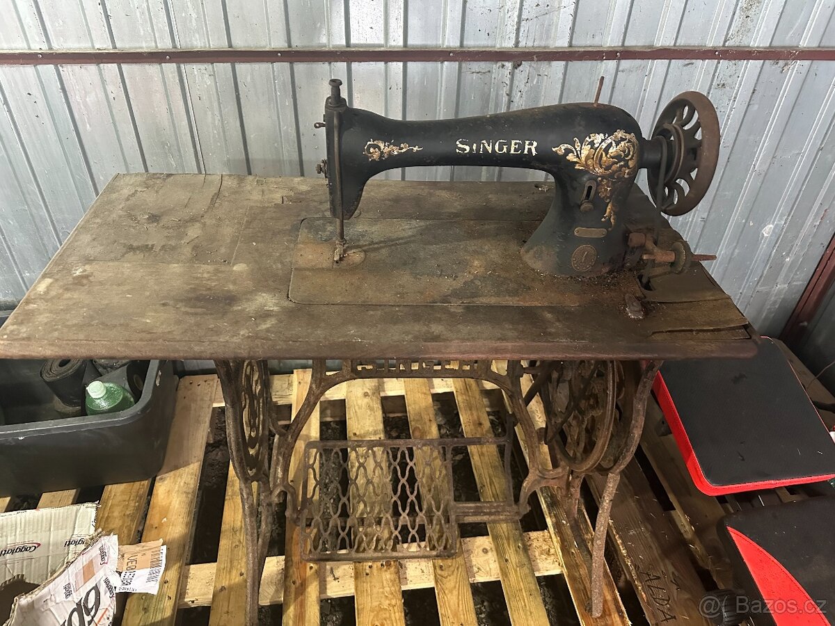 Starý šicí stroj SINGER - 2