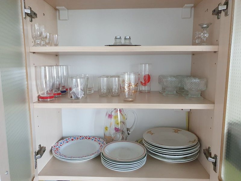 Nádobí z bytu - hrnce, talíře, hrnky, sklenice - 2