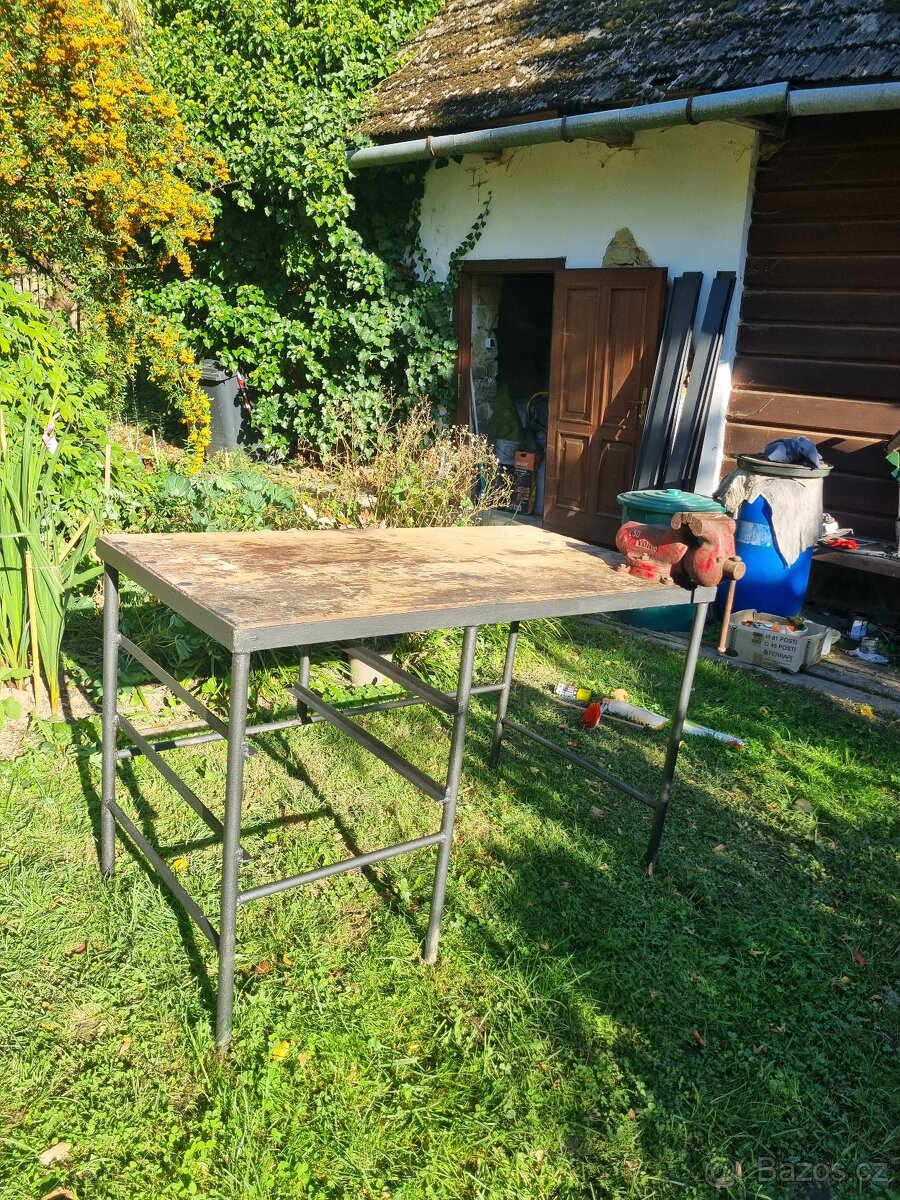 stůl se svěrákem - 2