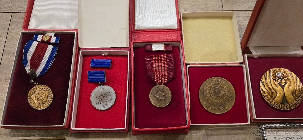 Odznaky, medaile, vyznamenání - 2