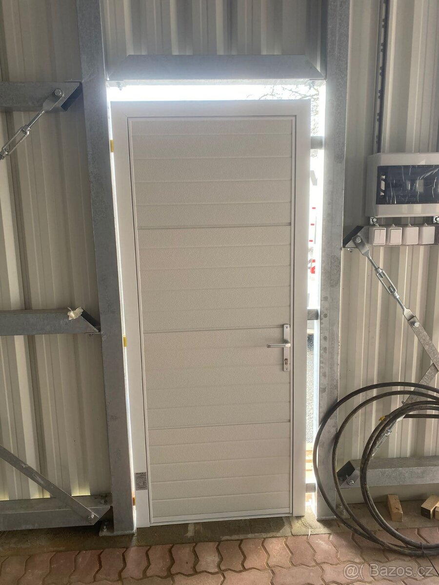 Garážové dveře bílé, rozměr š 970 x v 2080 mm - 2