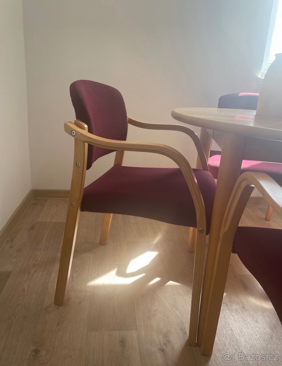 Čtyři červené čalouněné židle - 2