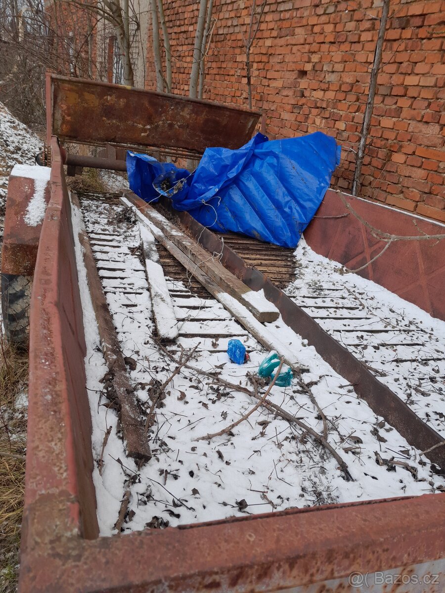 Rozmetadlo hnoje RUR - 2