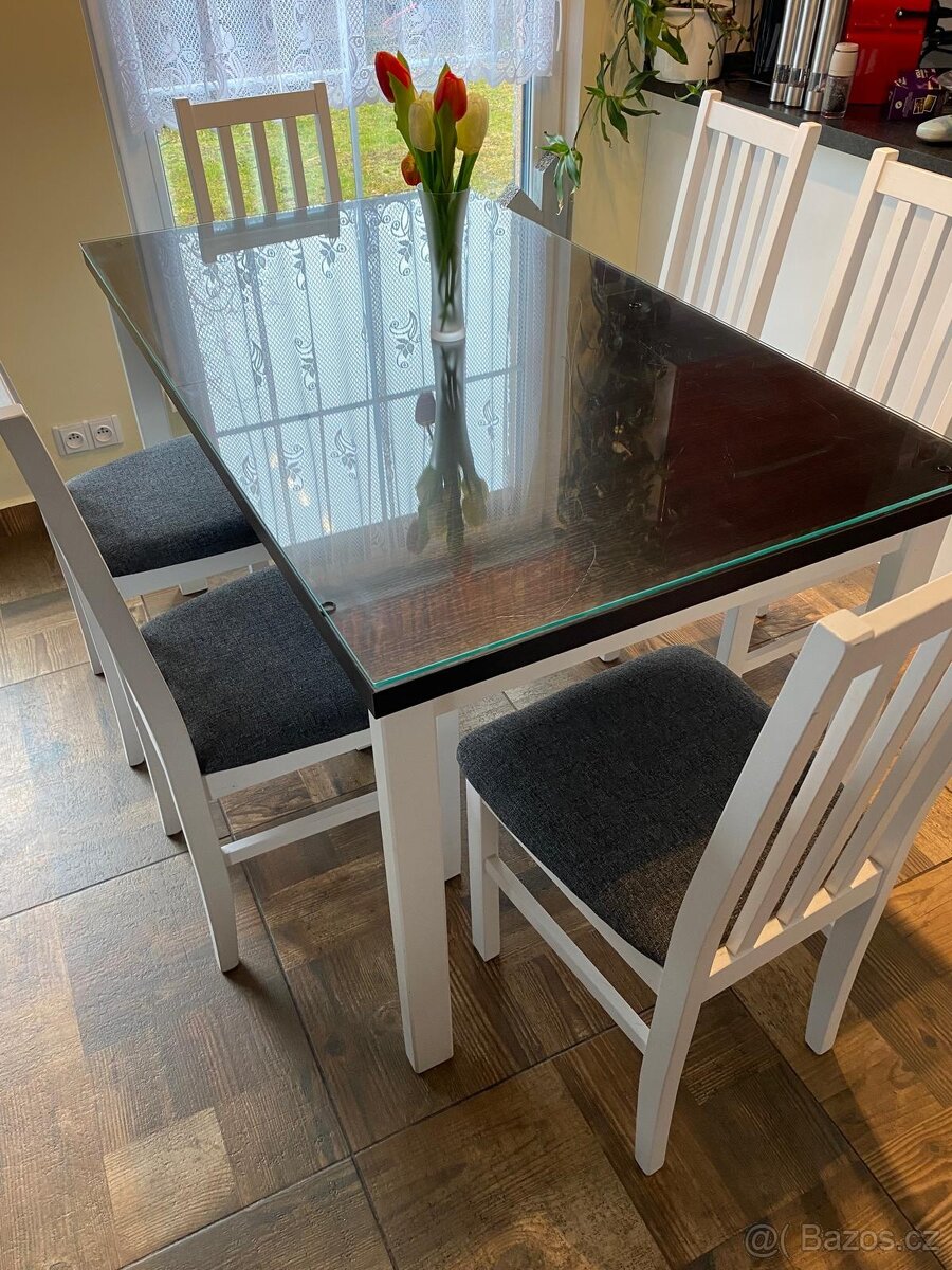 Jídelní stůl + 6 židlí - 2