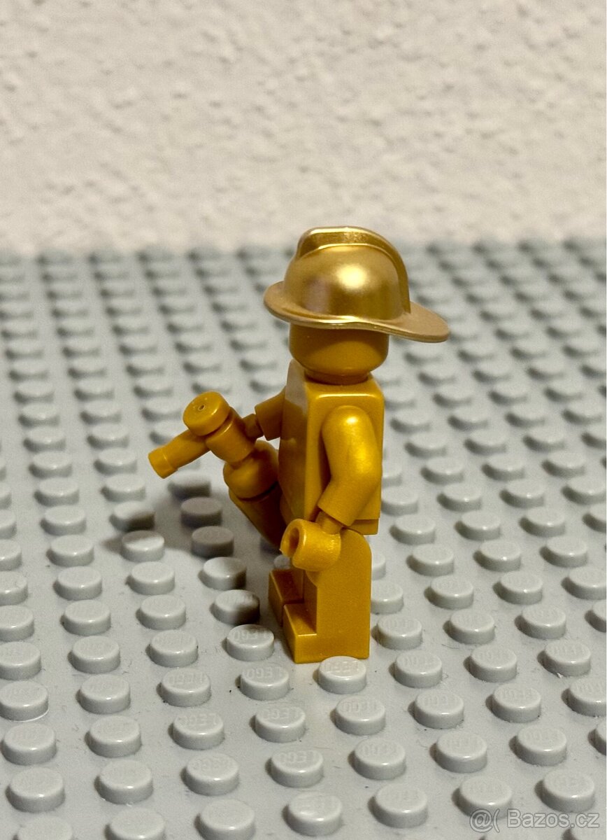 LEGO Zlatá minifigurka hasiče - 2