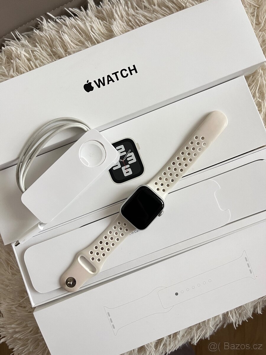 Apple Watch SE 40mm 2. generace - silver aluminium case - 2
