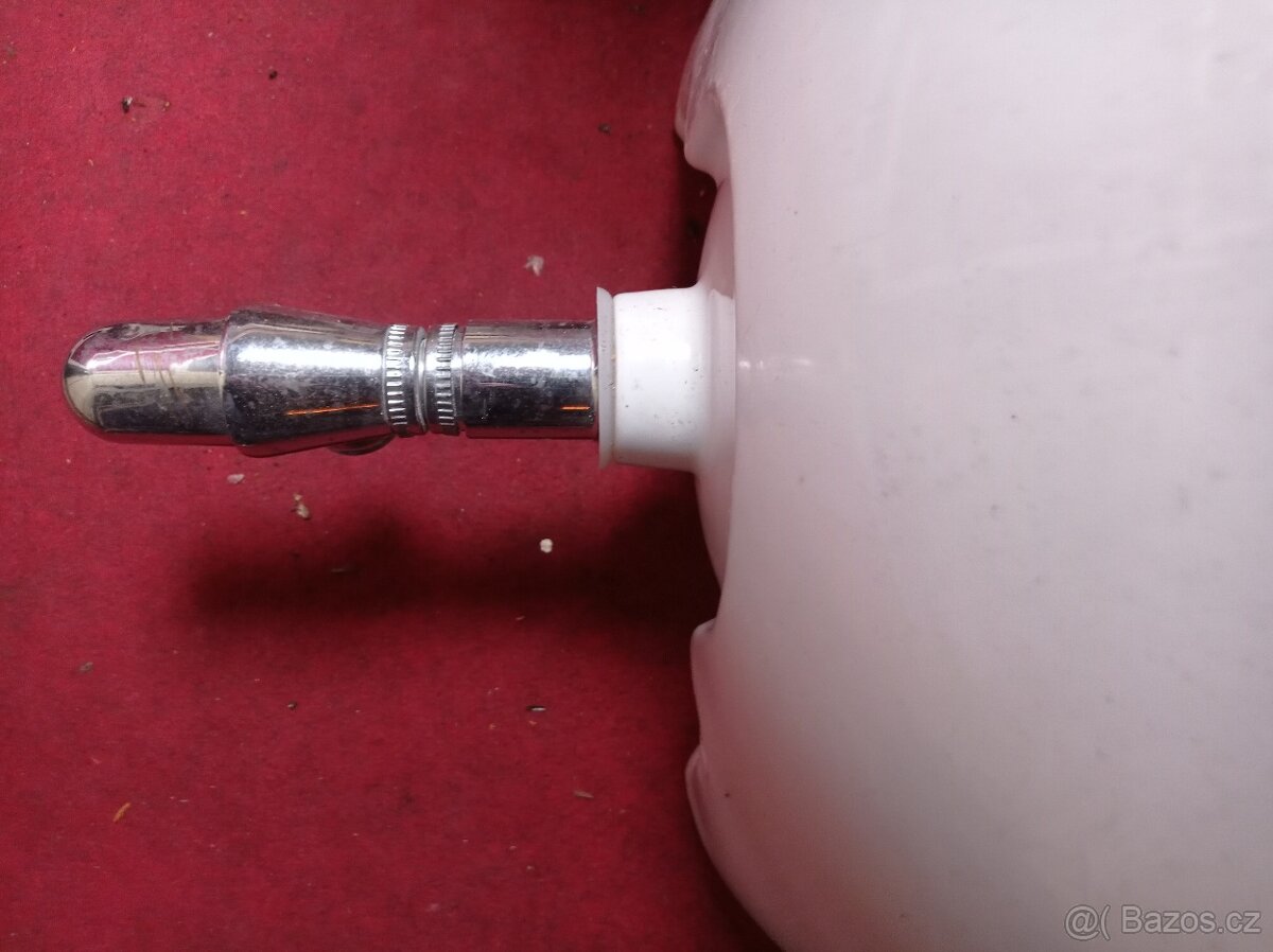 Umyvadlo s baterií. - 2