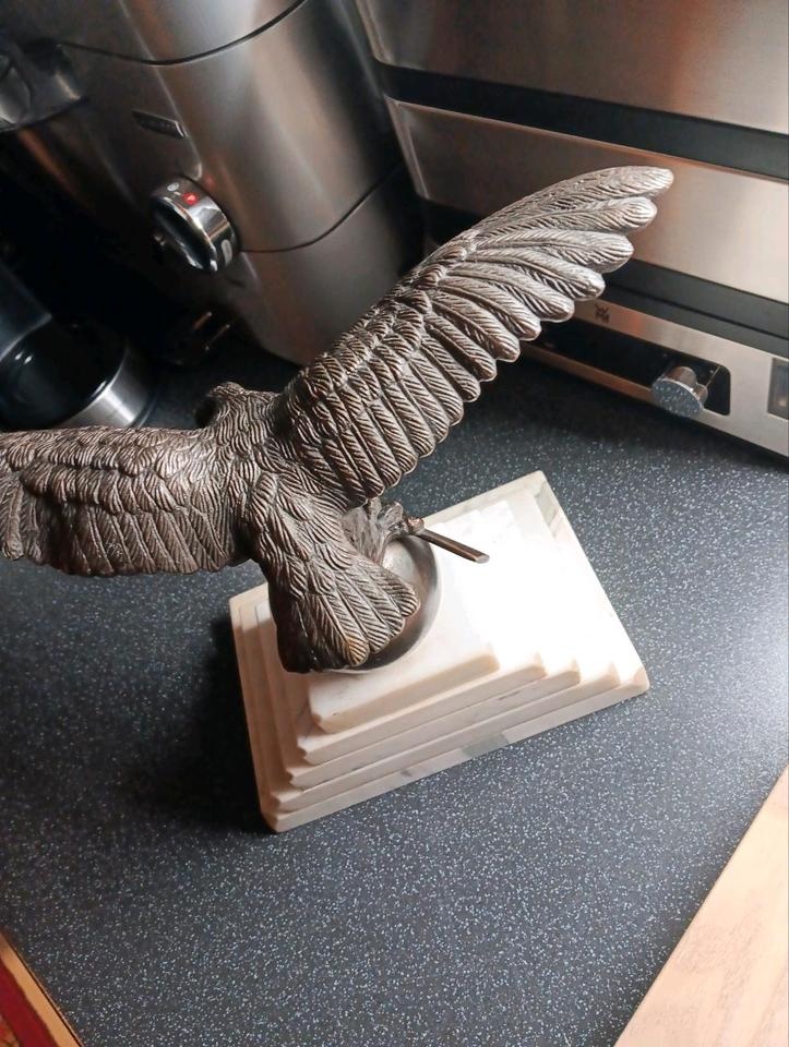 Bronzový orel na mramorovém podstavci – historická dekorace - 2