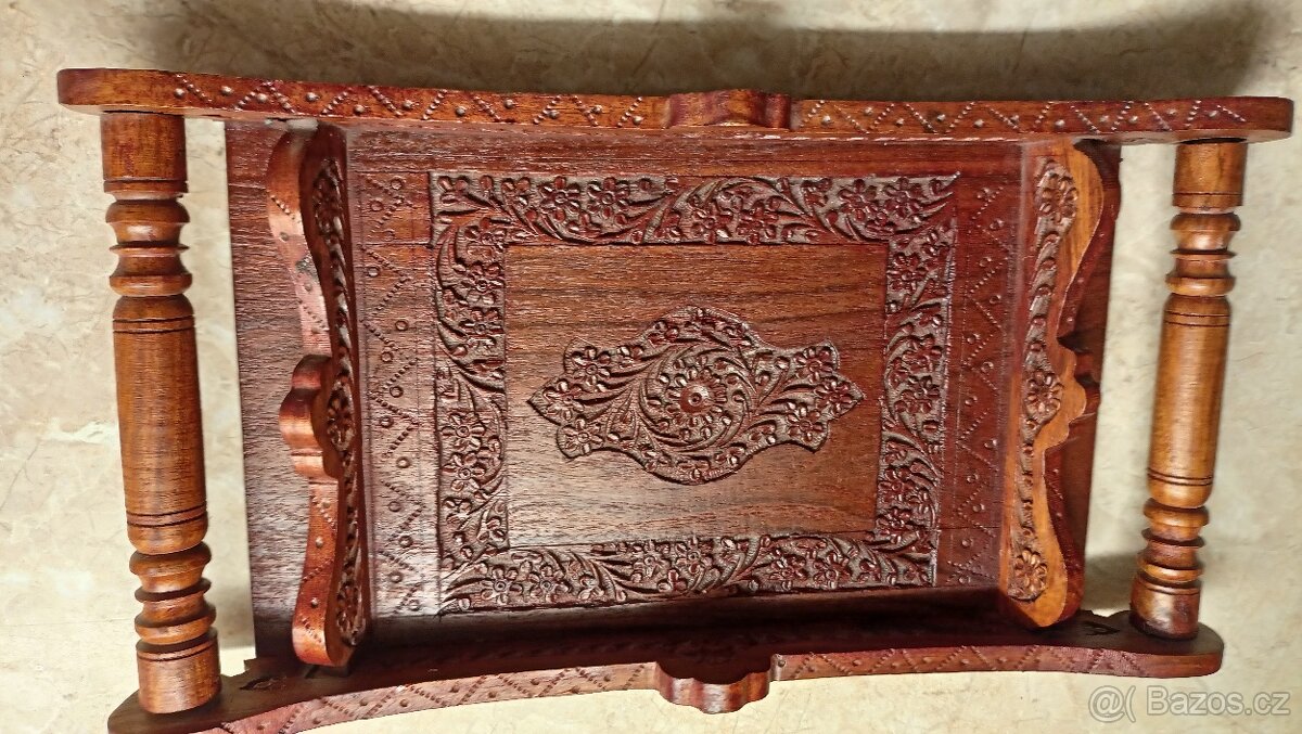 Dřevěný vyřezávaný tác - 2