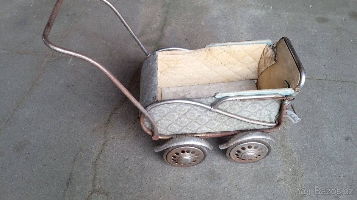 Starý kočárek na panenky - 2