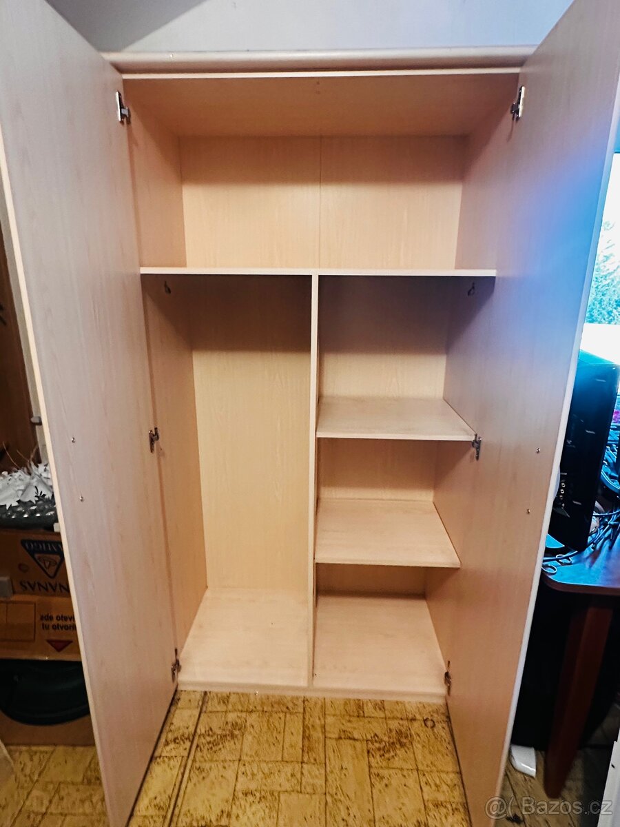Skříň šatní - 2