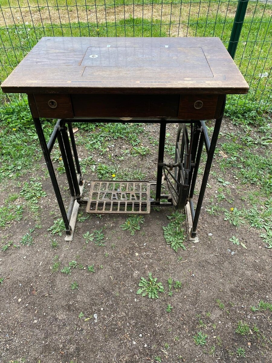 Starý šicí stroj Lada - 2