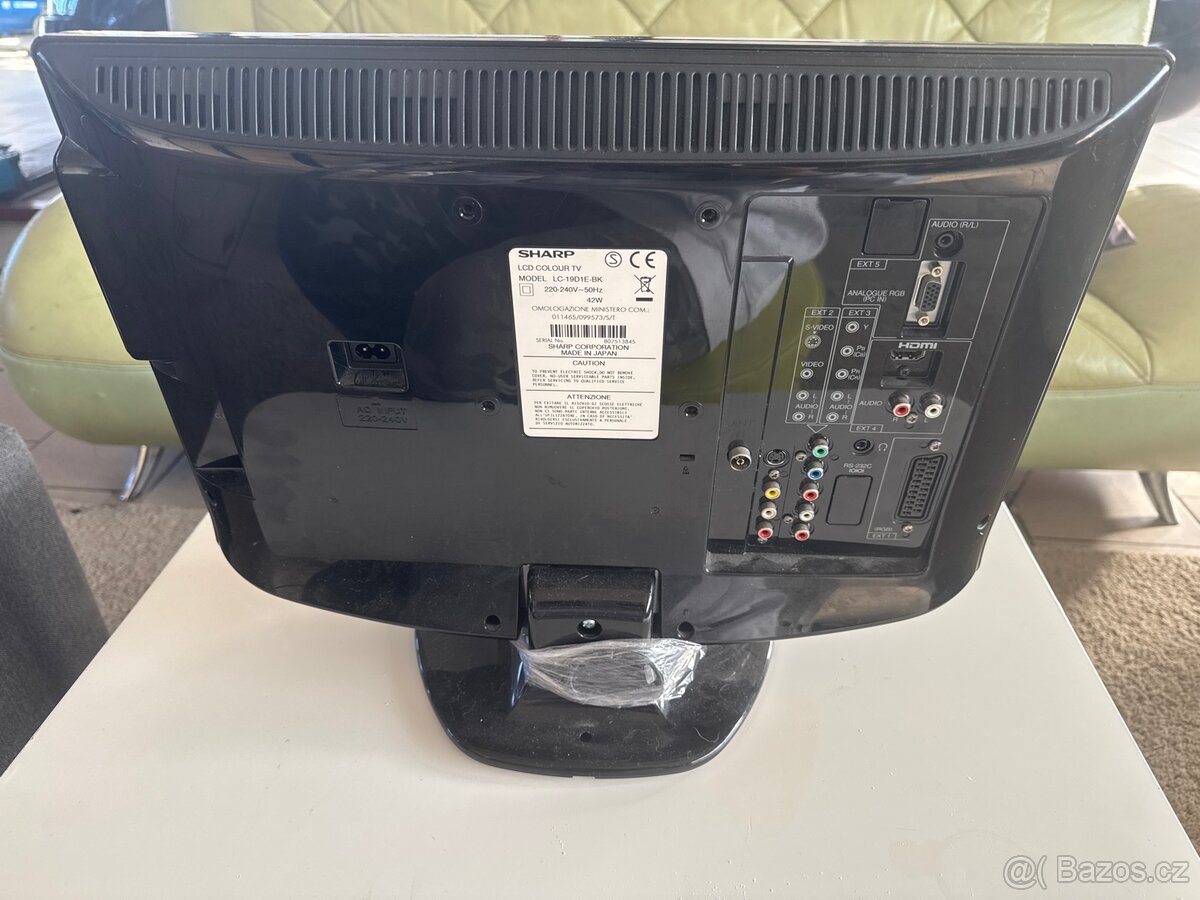Televize Sharp AQUOS 19" s DVB-T a set-top boxem - 2