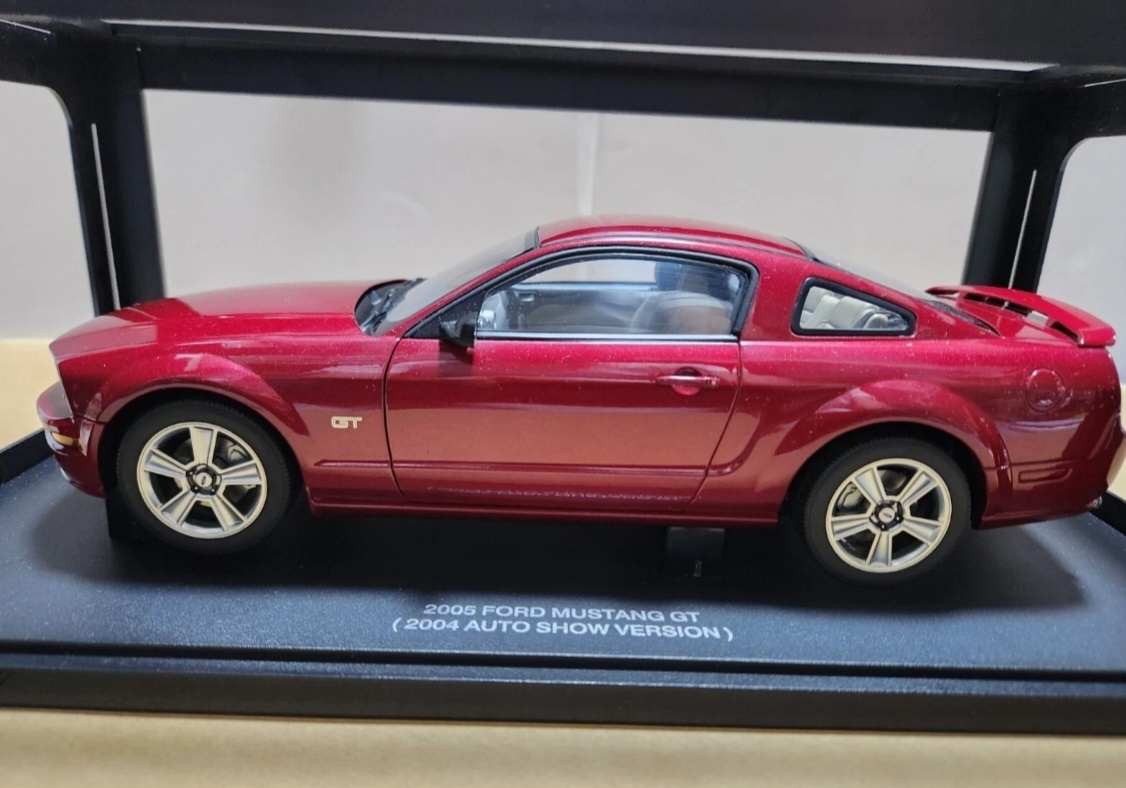 Ford Mustang 2005 GT Autoart 1:18 - 2