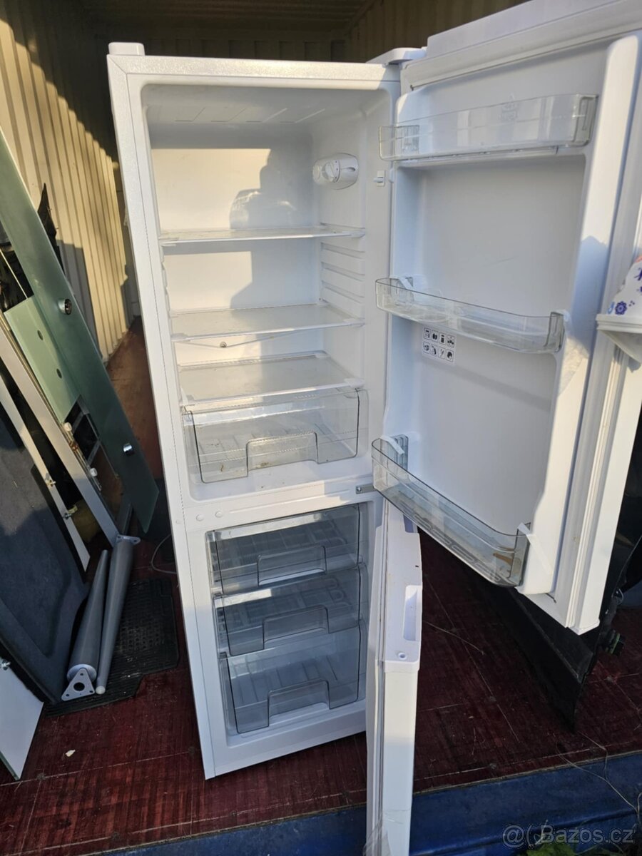 Lednice goddess s mrazákem - 2