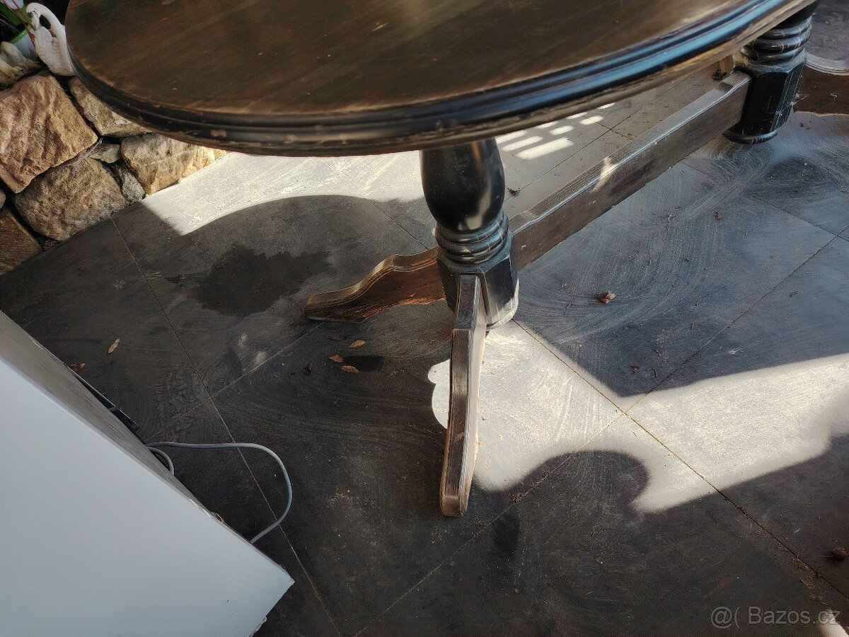 Oválný jídelní stůl - 2