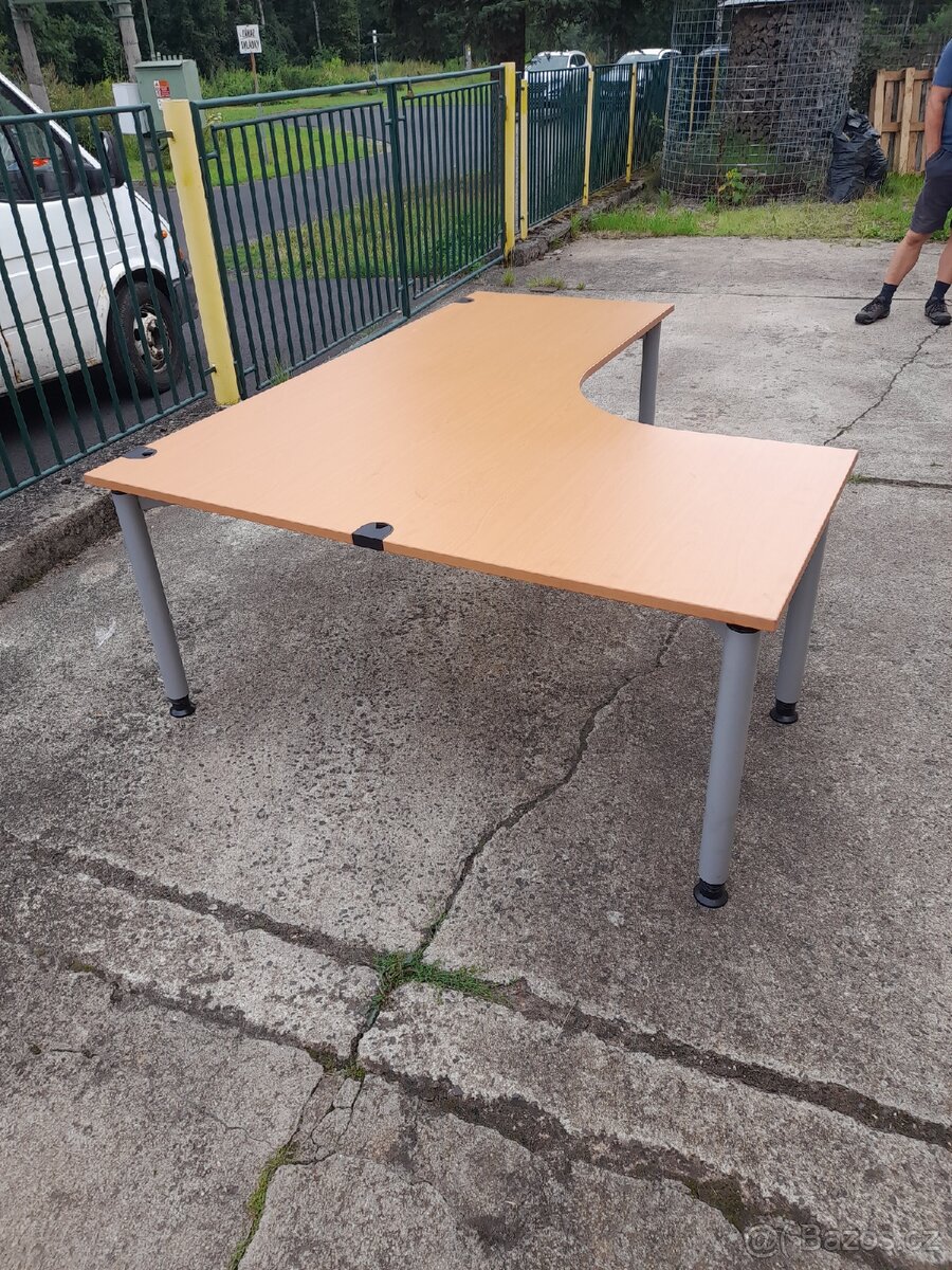 Rohovy psaci kancelarsky stul - 2