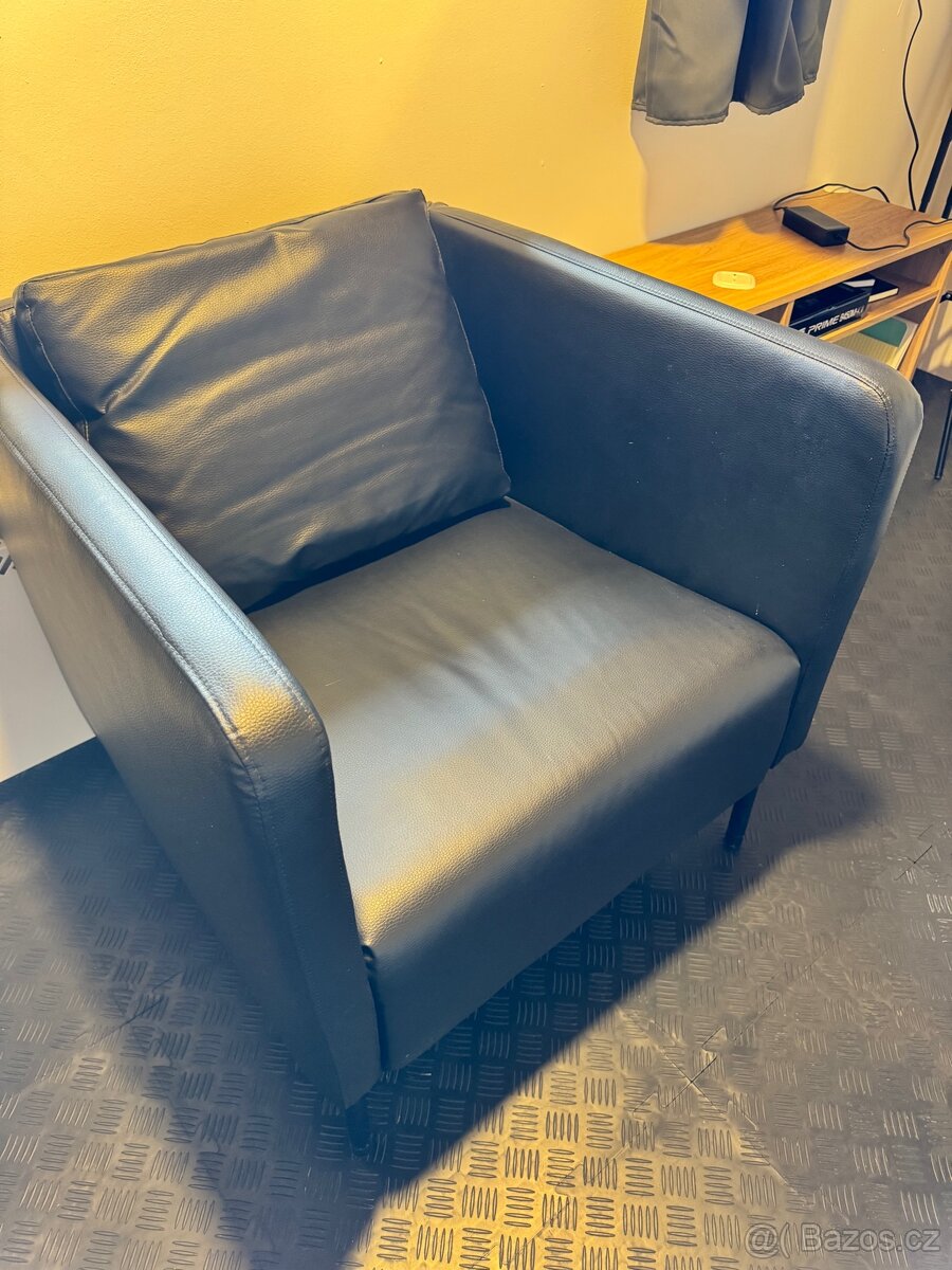 Koženkové křeslo EKERÖ - IKEA - 2