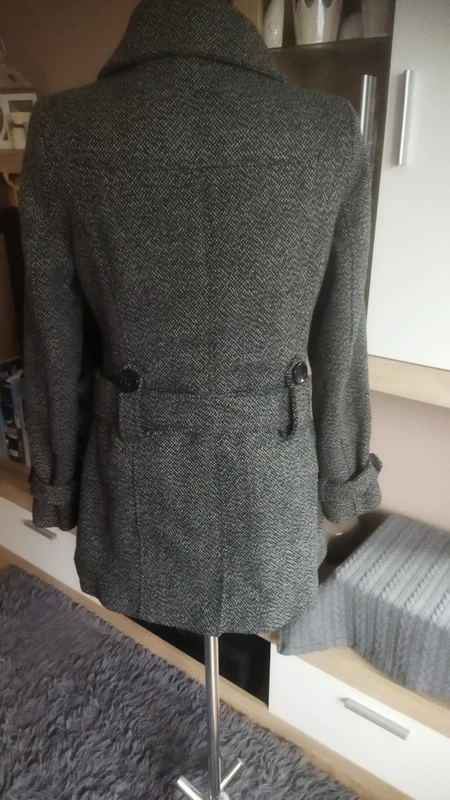 Prodám krásný šedo černý kabát s páskem - 2