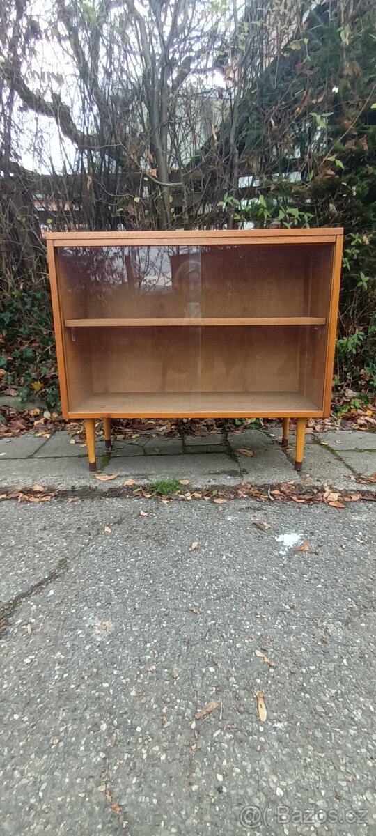 Retro knihovna na nožkách - 2