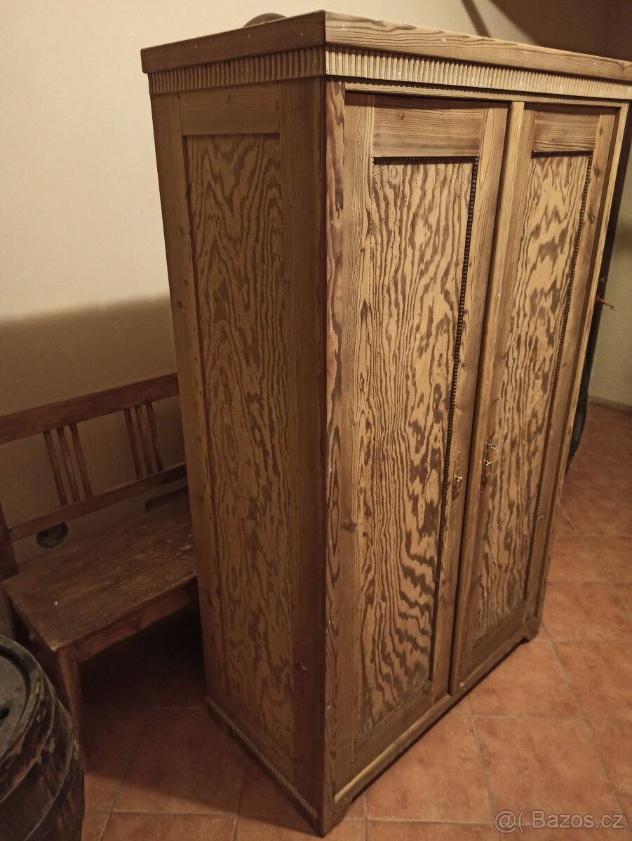 stará šatní skříň - 2