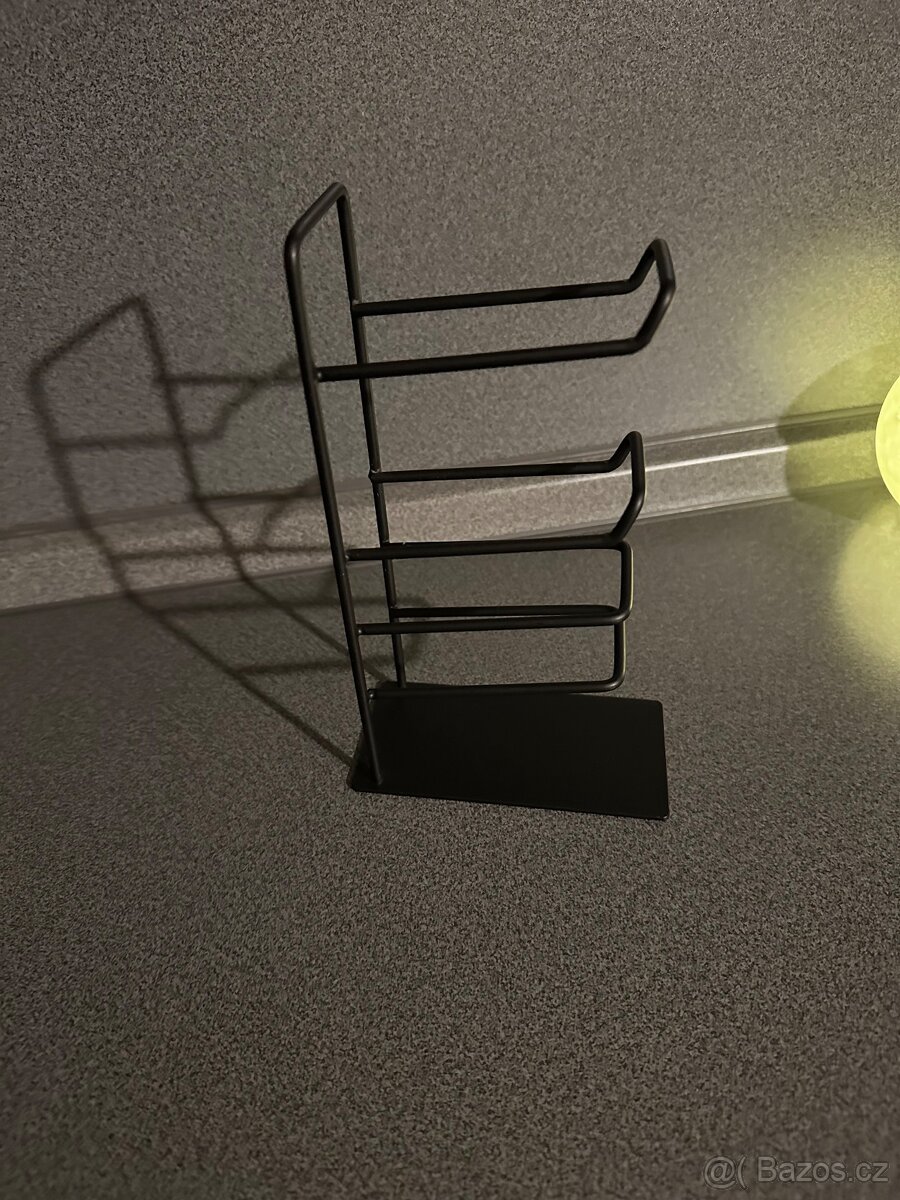 Kovový stojan na ovladače - 2