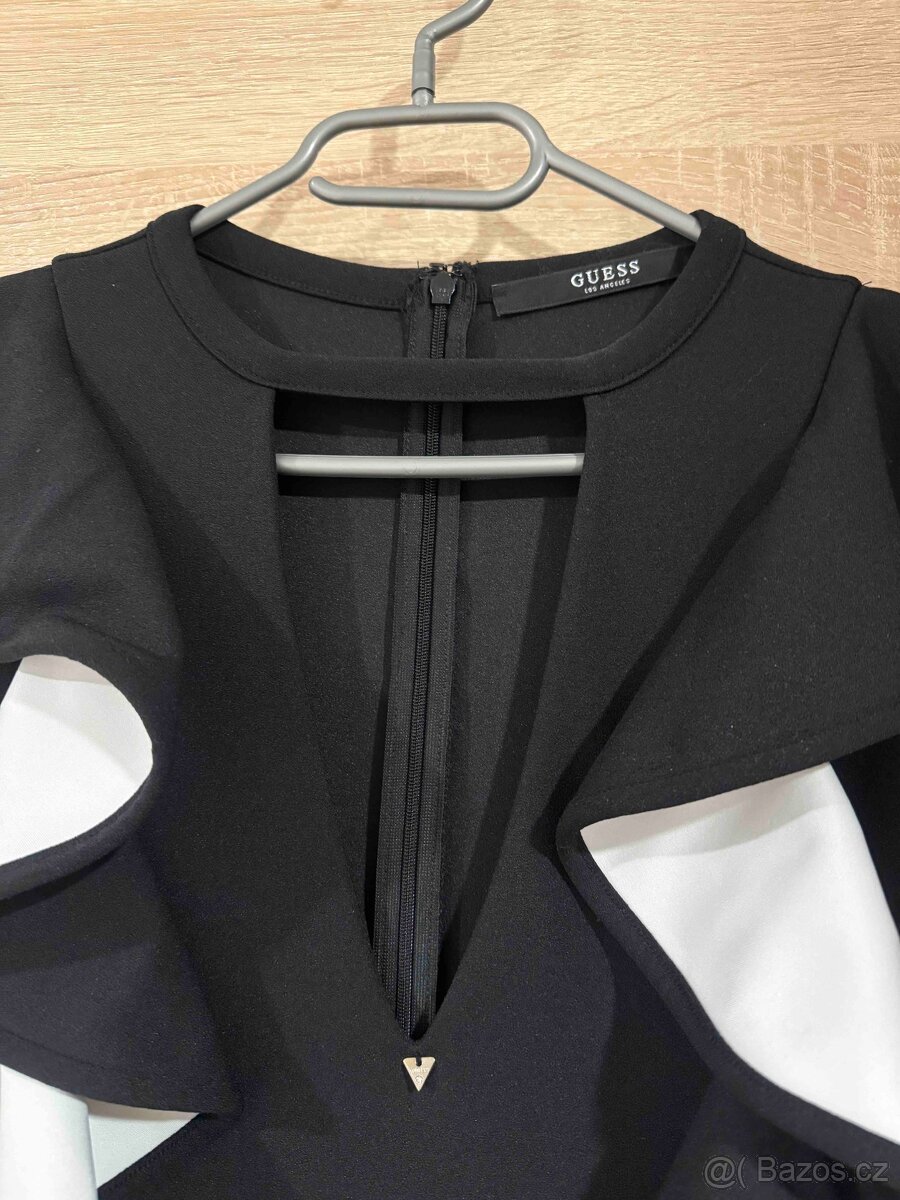 Bíločerné šaty GUESS s volány - 2