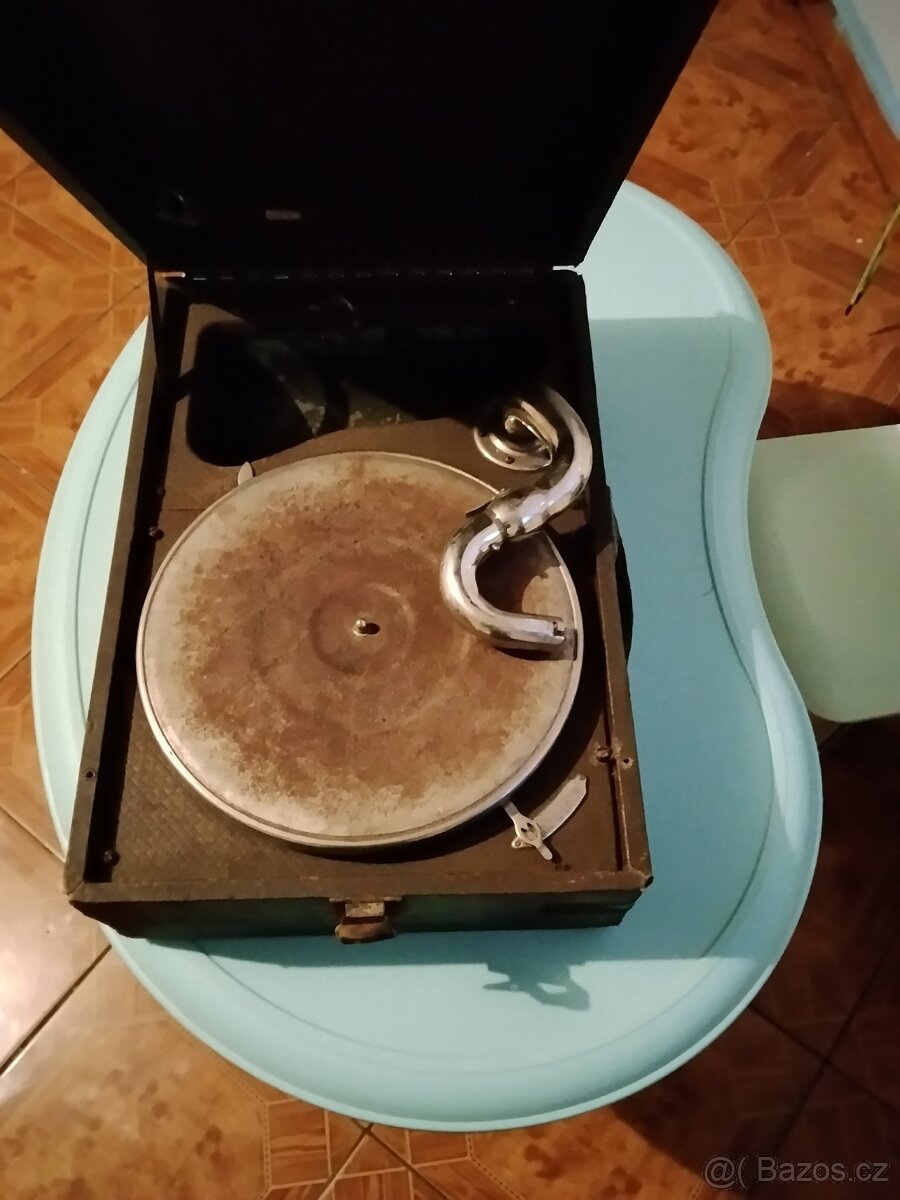 Starý gramofon na dili - 2