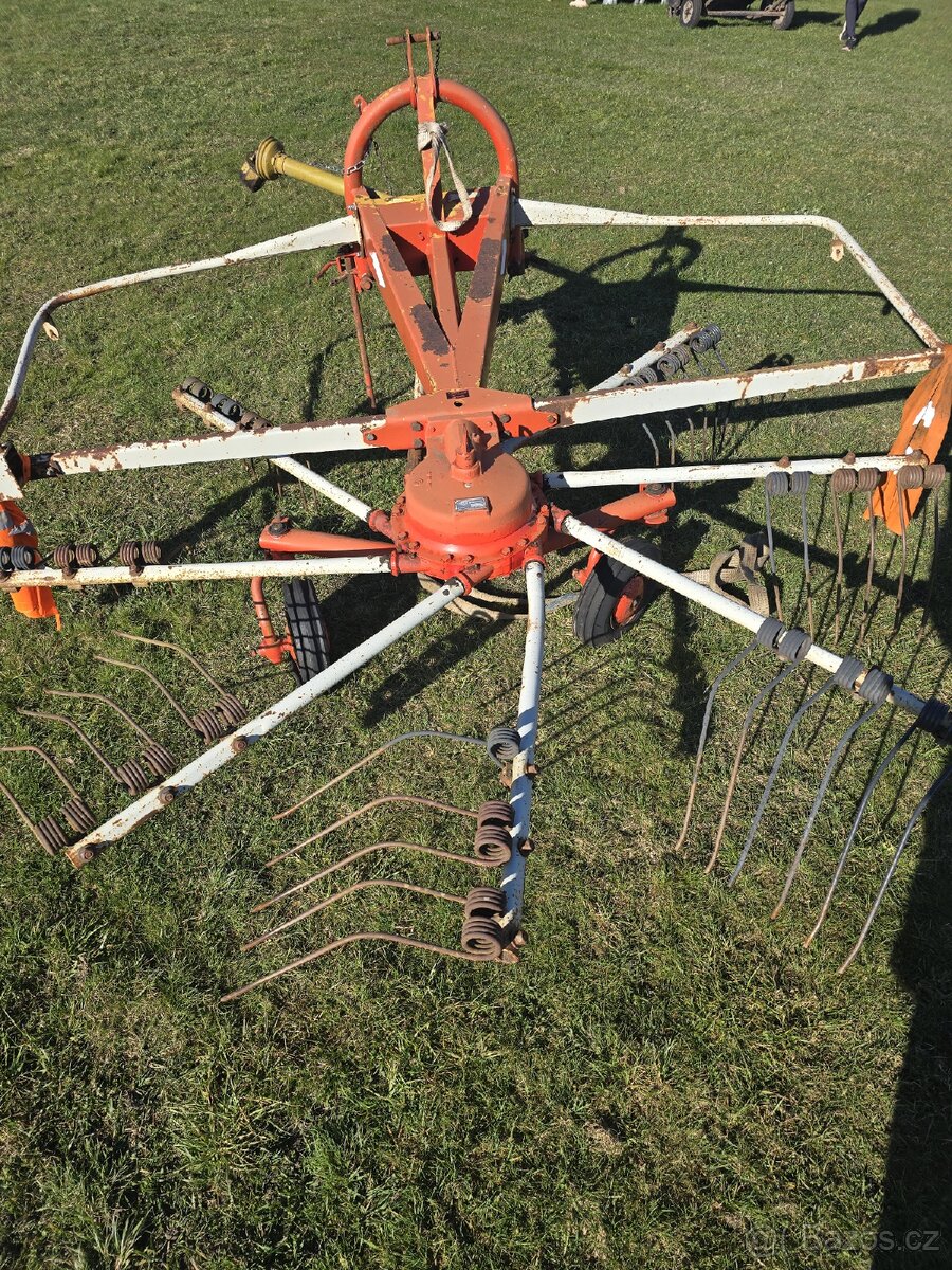 Shrnovač sena Kuhn GA 280 nesený - 2