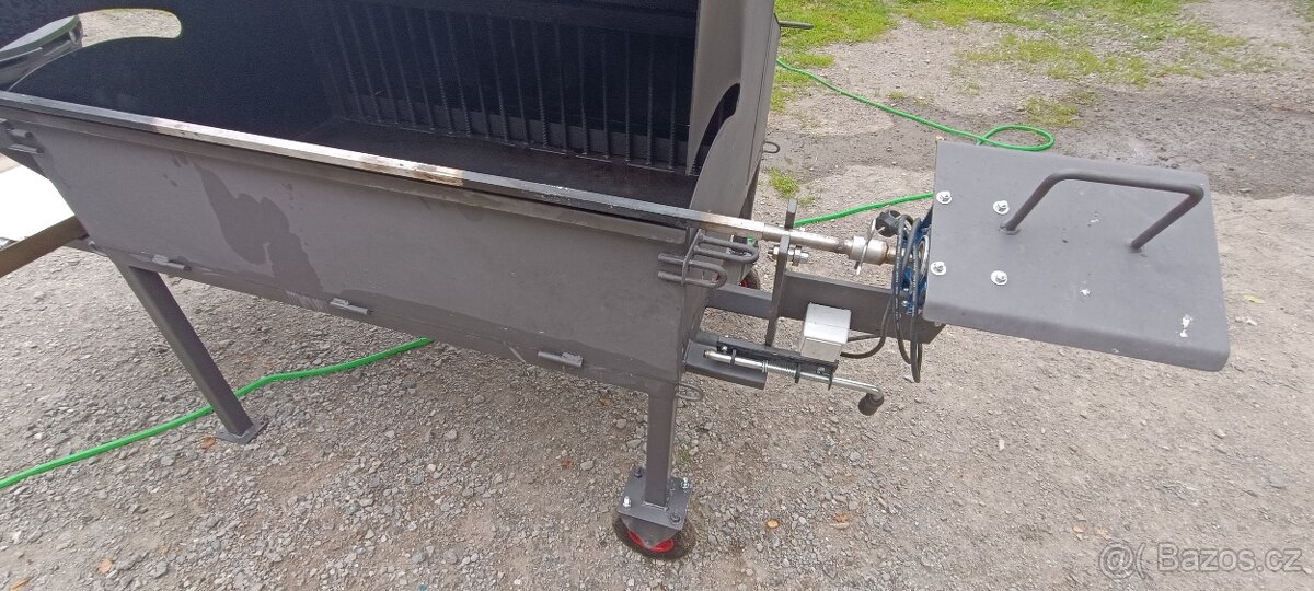 Gril na sele nebo kýtu na víkend i vanoční trhy - 2