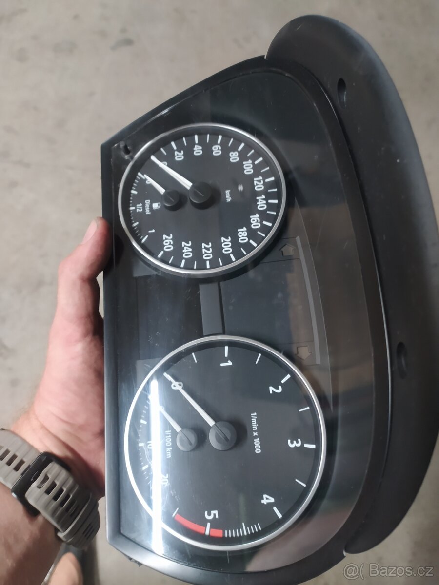 BMW E90/E91 budíky v pěkném stavu 2.0 diesel - 2