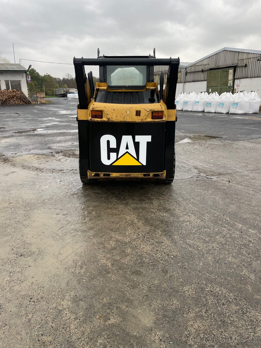 Cat 242B smykový nakladač - 2
