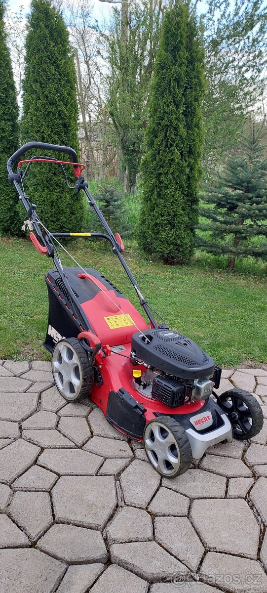 Benzínova sekačka s pojezdem. - 2