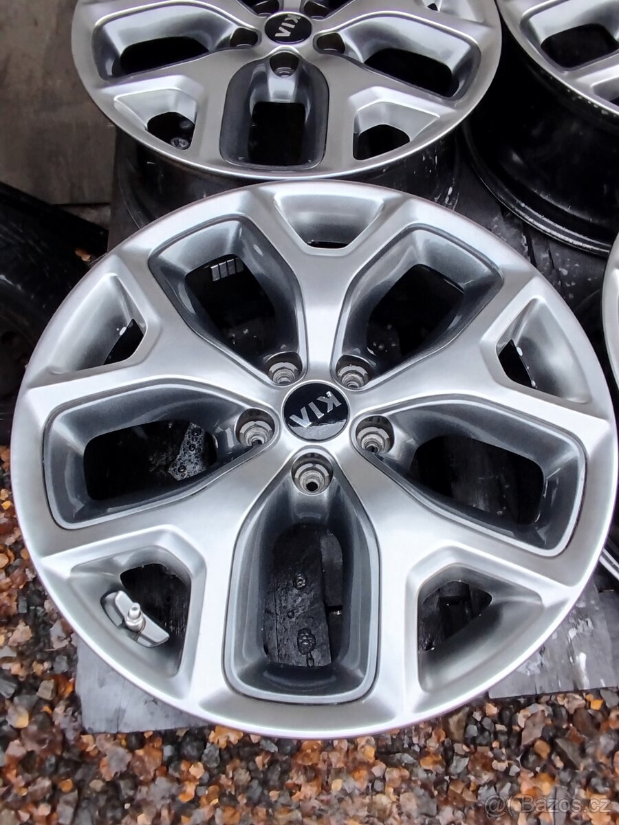 ALU KIA 5x114,3 R19 ET-49,5 7, 5J střed 67mm - 2