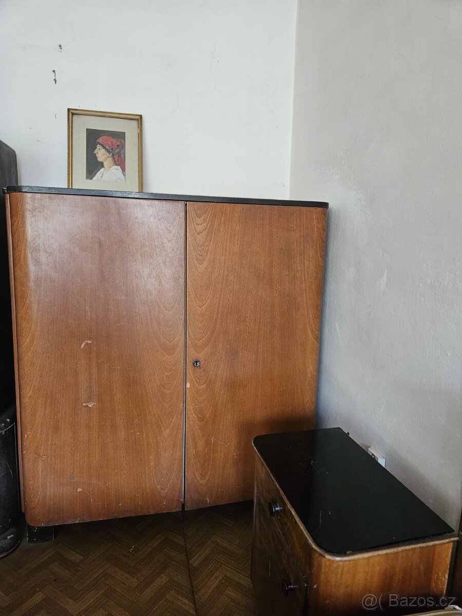 Různé skříně, postel, křesla, atd. - 2