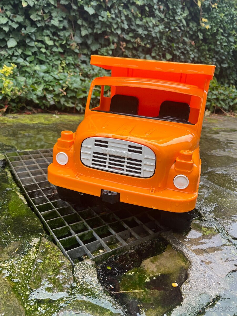 Oranžové auto tatra - 2