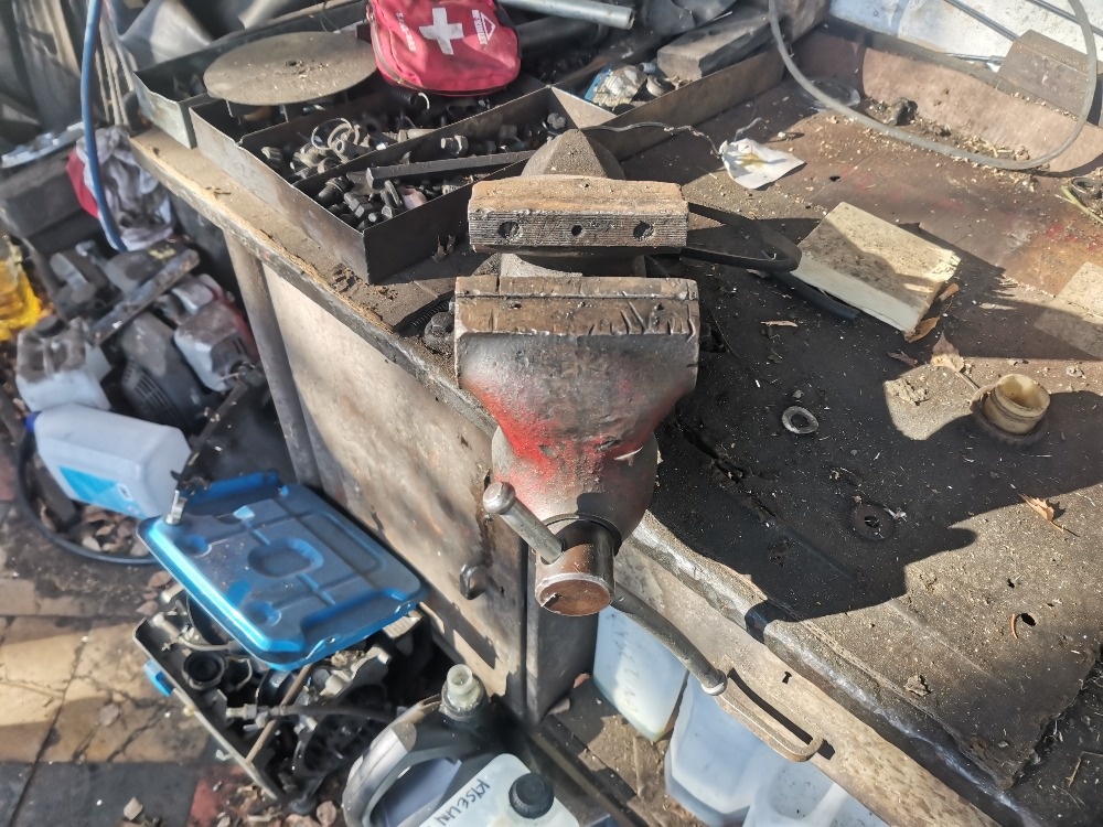 Pracovní ponk se svěrákem - 2