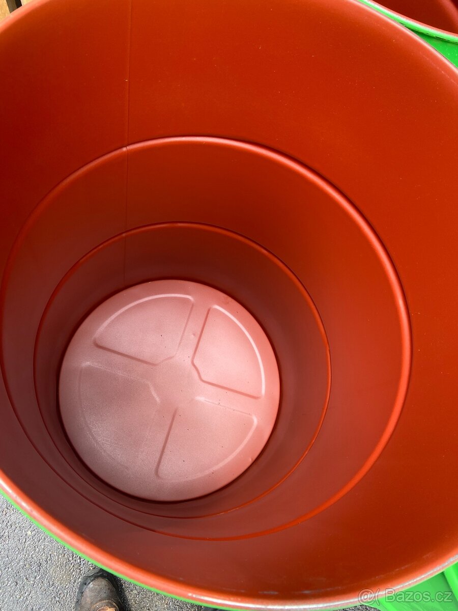 Barel - sud kovový o objemu 200l, s víkem / platí do smazání - 2