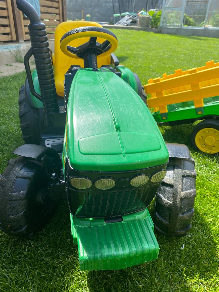 Traktor John Deere s vlečkou - 2