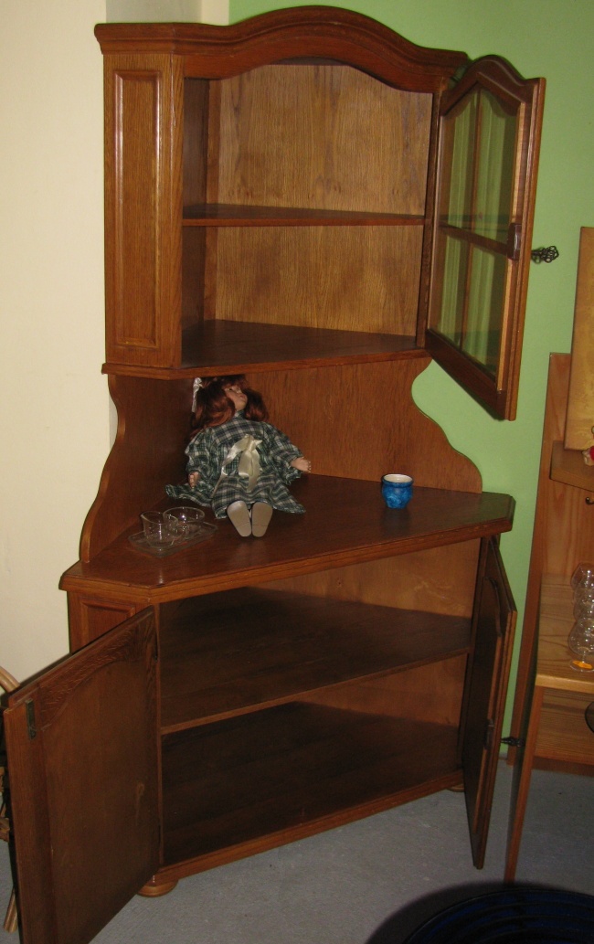 Rustikální rohová komoda s vitrínou - 2