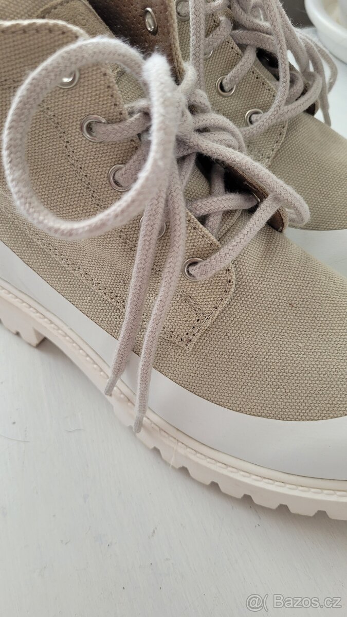 Prodám dámské boty 2x obuté.Vel je 39.Cena 150 - 2