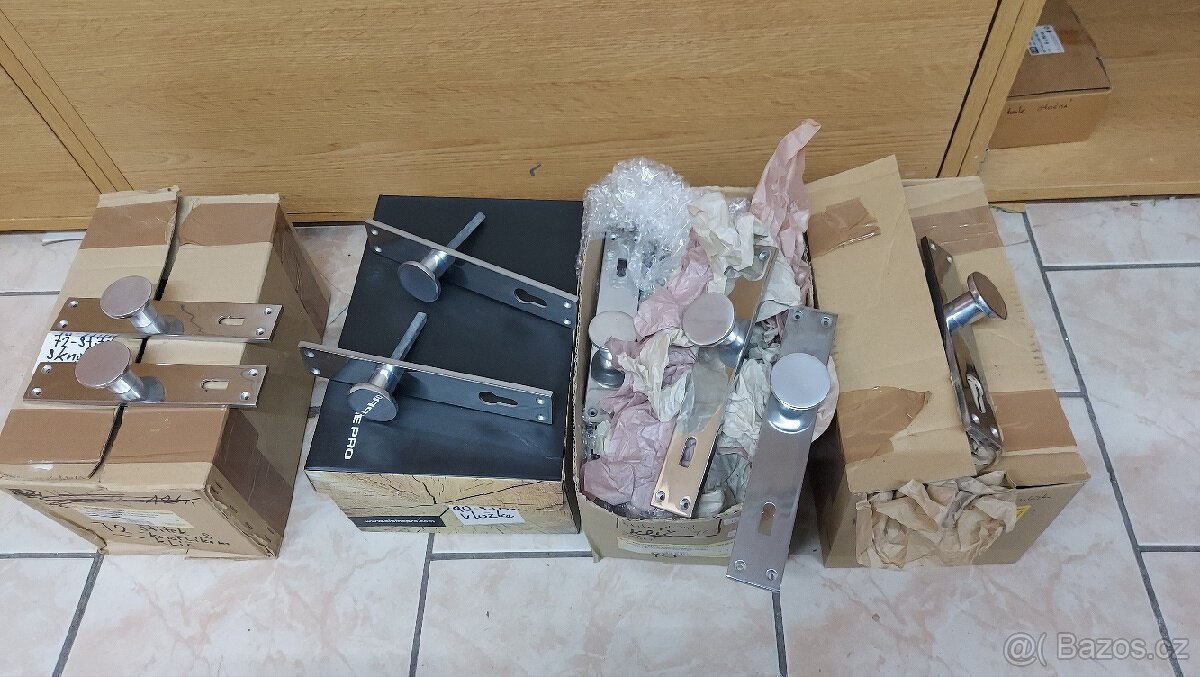 Hliníkové dveřní štítky zn. Komas 72,90 ( klíč i vložka) - 2