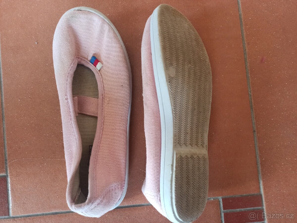 Cvičky dívčí do tělocvičny vel. 36 - 2