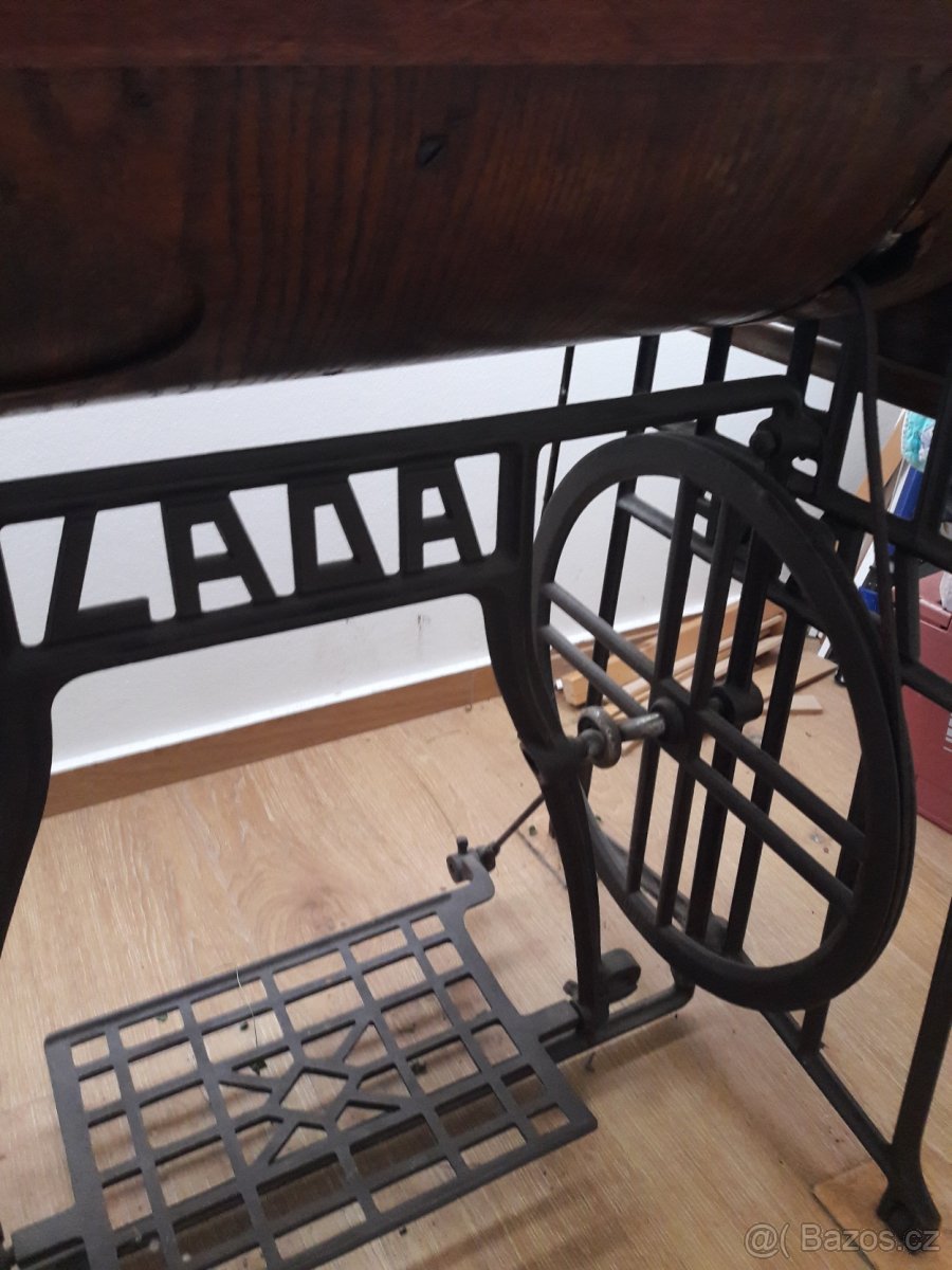 Sici stroj se stolkem Lada - 2