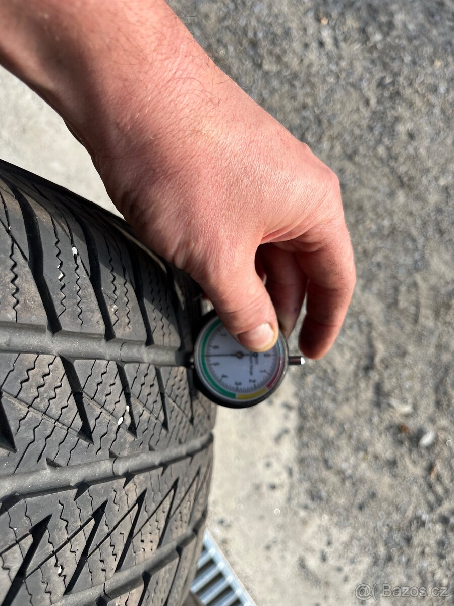 Pneu 215/55/16 - 2