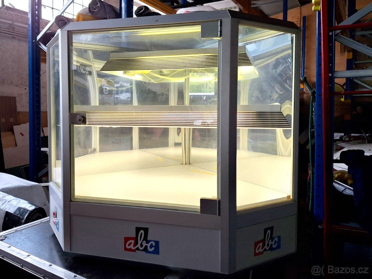 Prosklená osvětlená rohová vitrina - 2