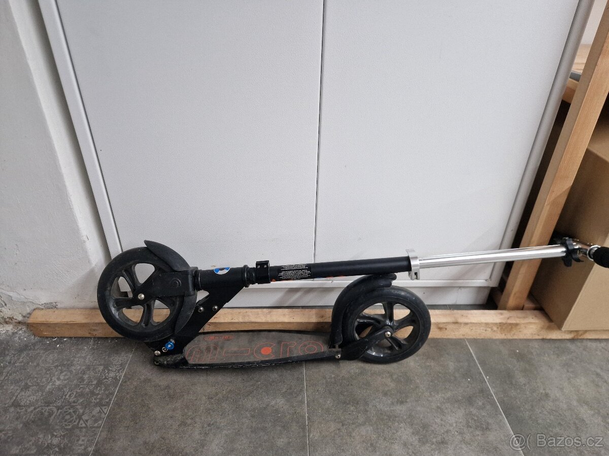 Micro Black/White two-wheeled scooter - 2