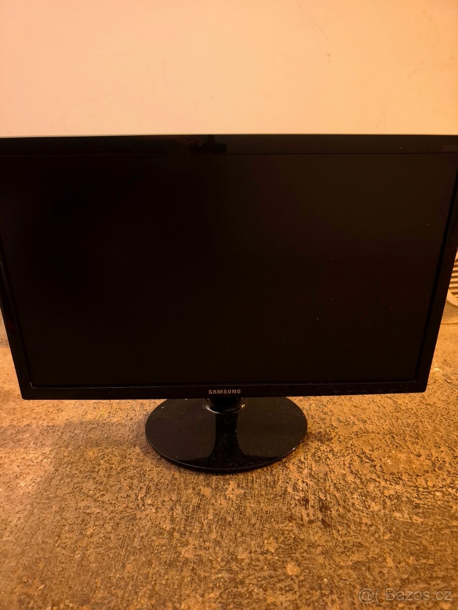 Monitor LG flatron 22en33s, Samsung S22D300NY - 2
