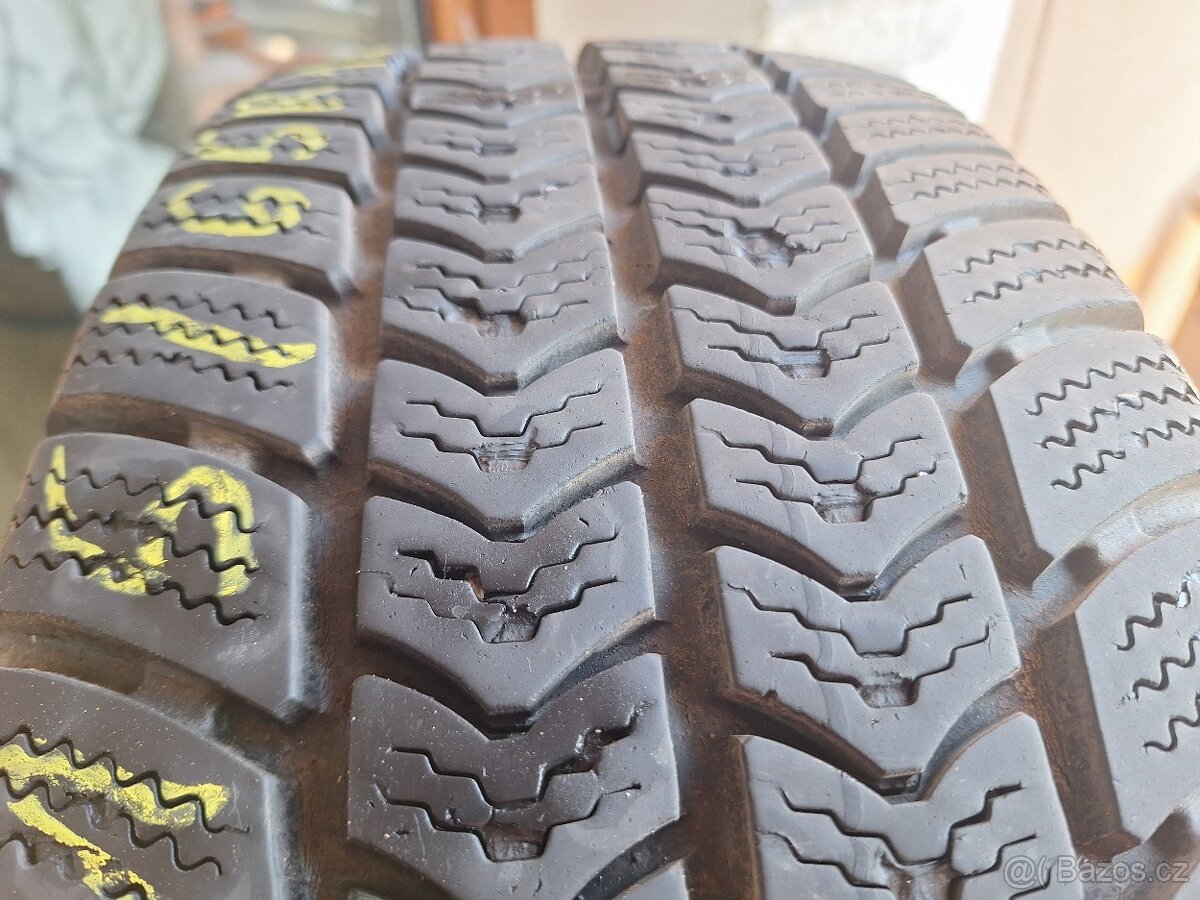 Prodám celoroční pneu 215/65/16 C Semperit - 2